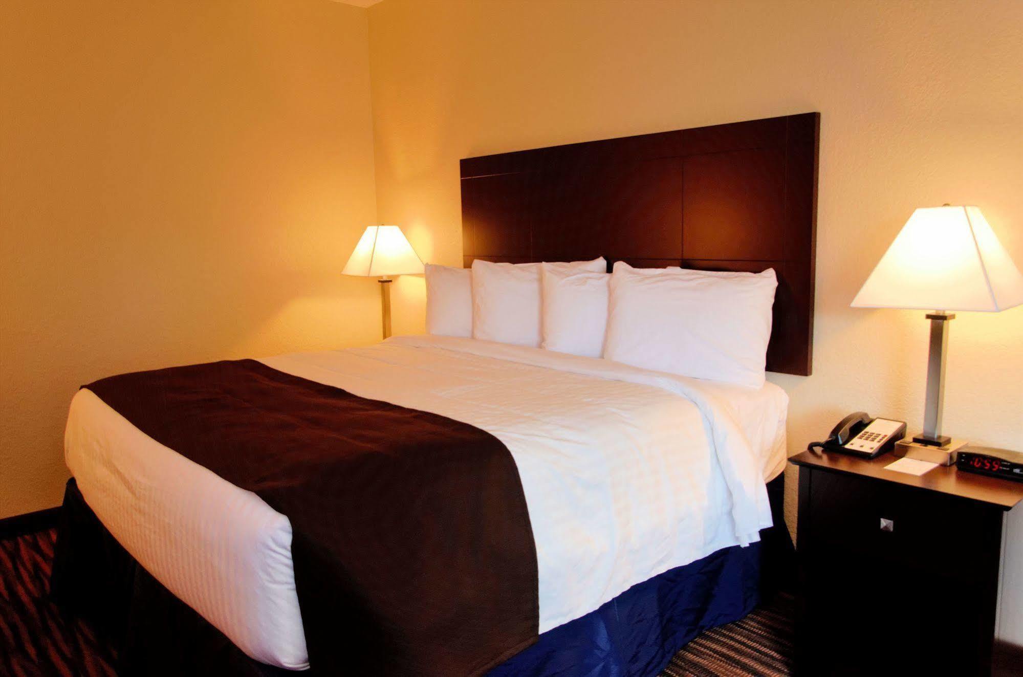 Cobblestone Inn & Suites - Denison | Oak Ridge Экстерьер фото